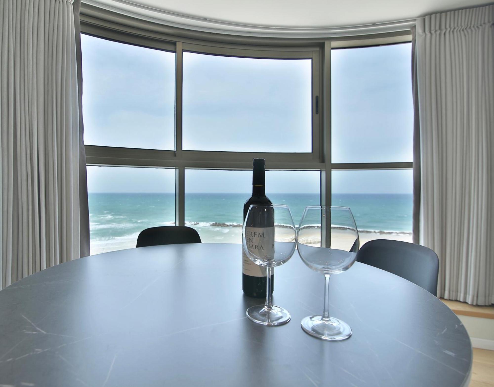 Luxury Suites By Notaly Ariel - Carmel Beach Haifa Ruang foto