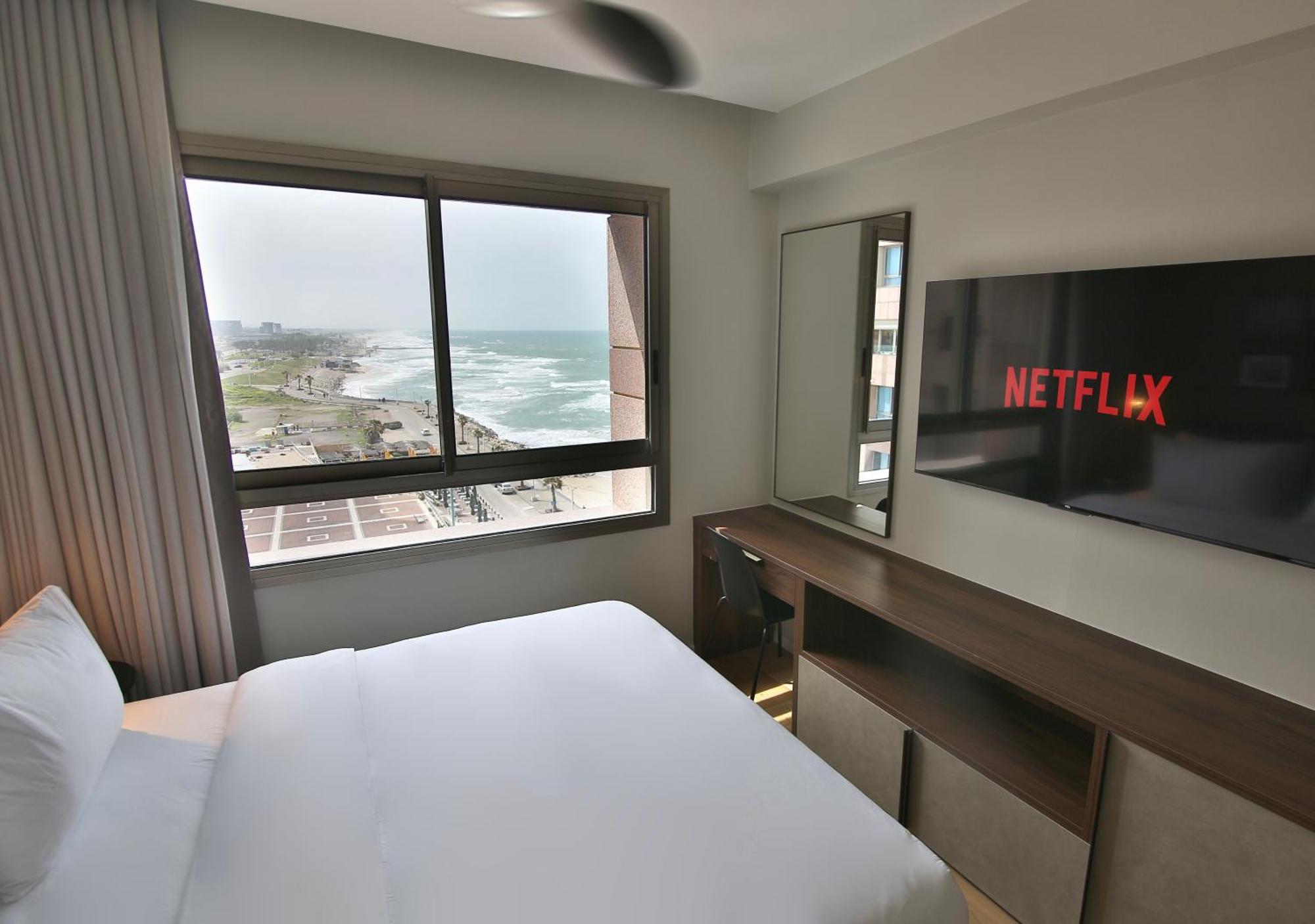 Luxury Suites By Notaly Ariel - Carmel Beach Haifa Ruang foto
