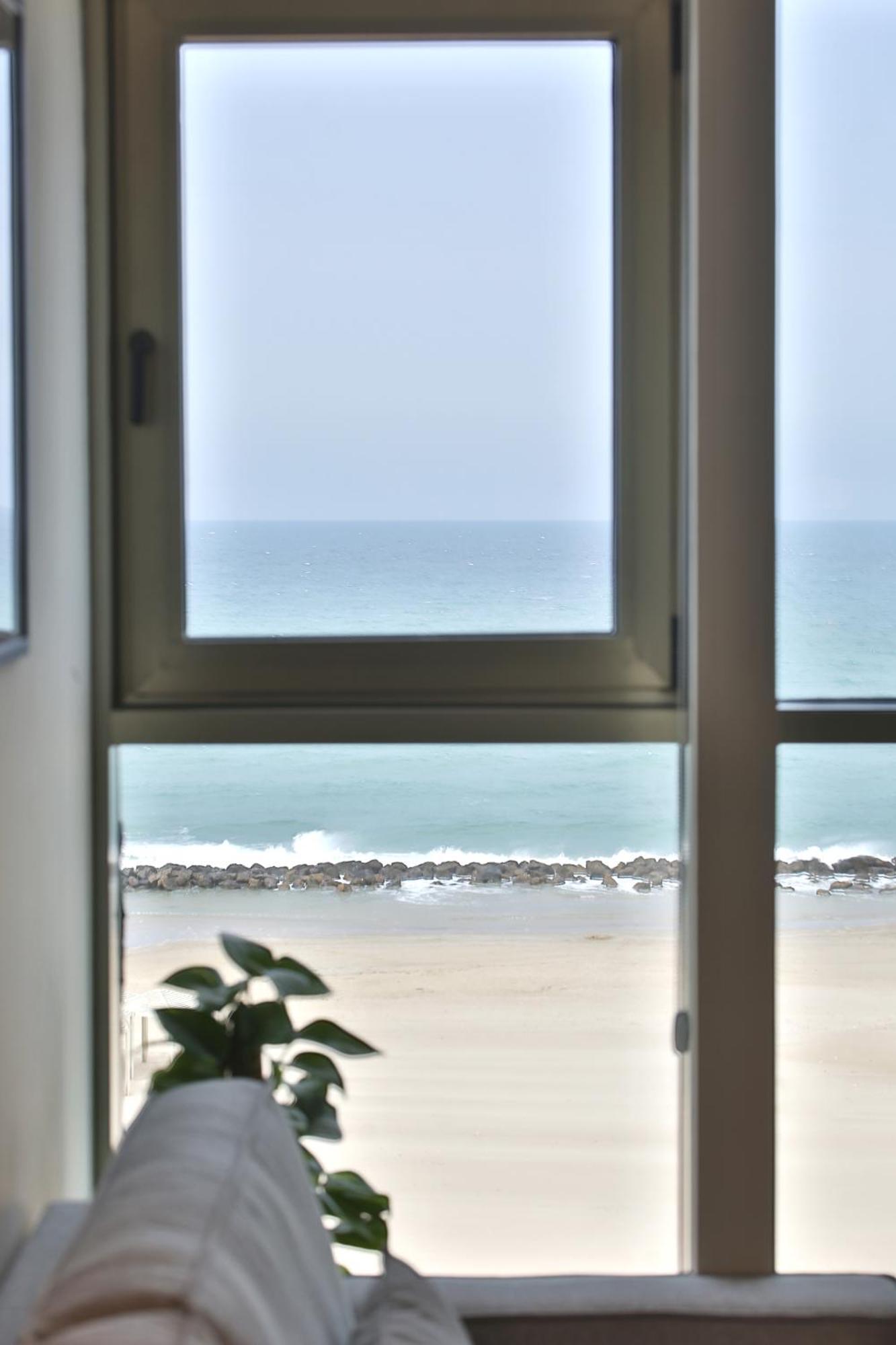 Luxury Suites By Notaly Ariel - Carmel Beach Haifa Ruang foto